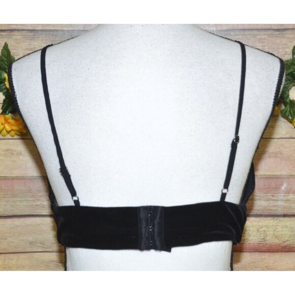 Forever 21 Black Velvet Bralette Bustier Top Juniors M Red Embroidered Roses - Picture 4 of 7
